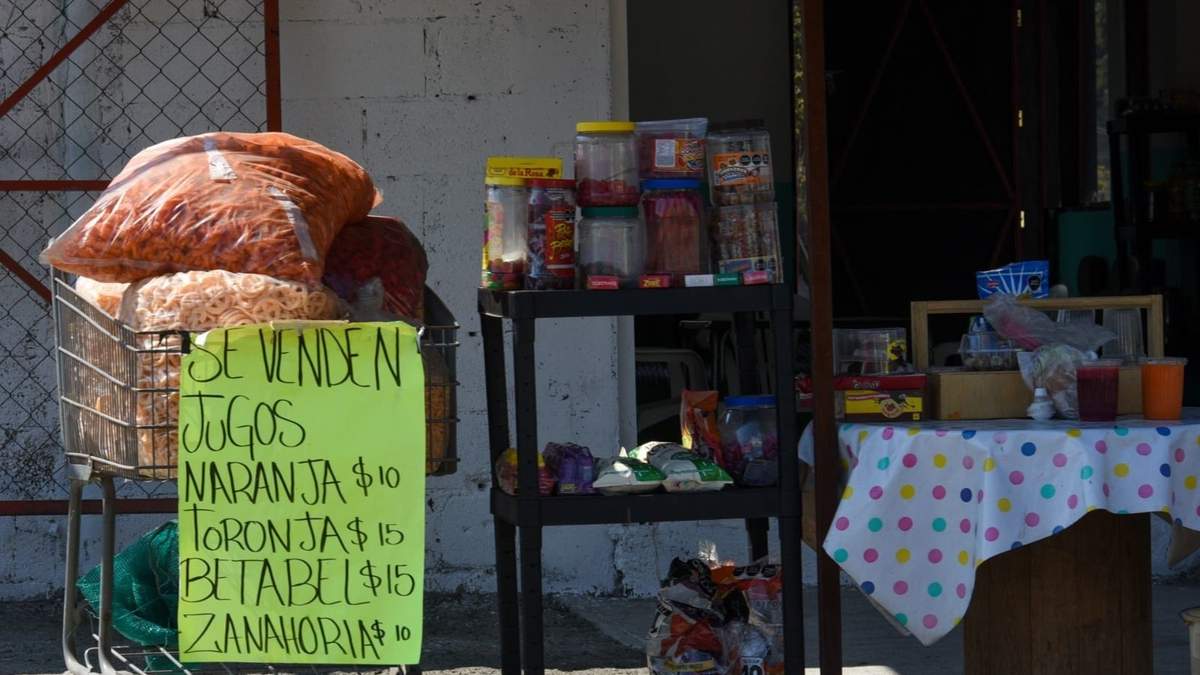 Venta de frituras y dulces afuera de un plantel