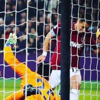 'Chicharito” y su polémico gol número 200 de su carrera (Video)