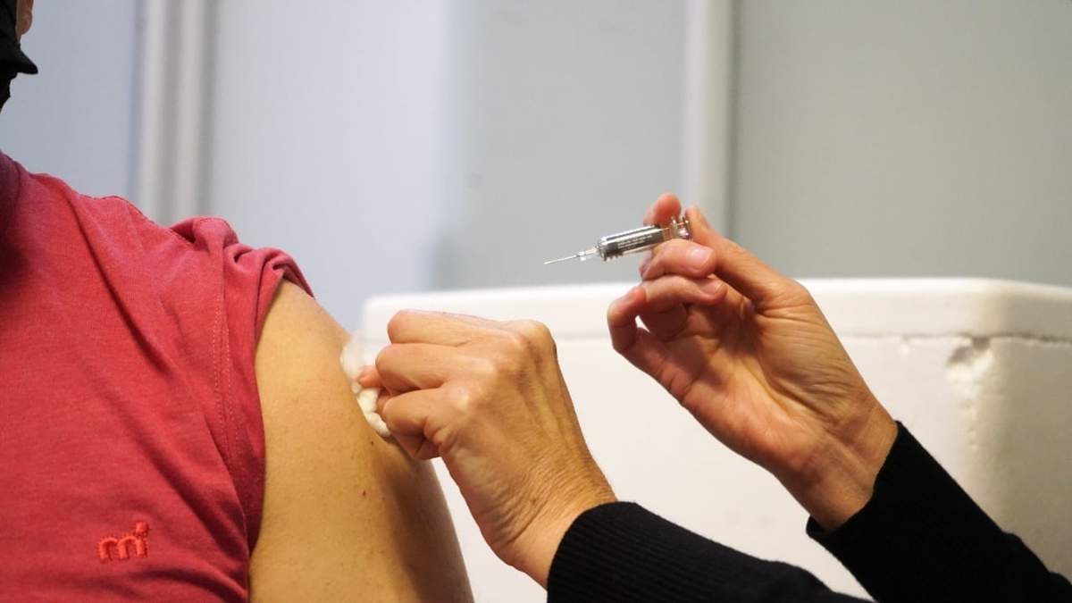 La vacunación antigripal se puede aplicar el mismo día que la de dosis de refuerzo contra COVID-19. Fuente: (Facebook)