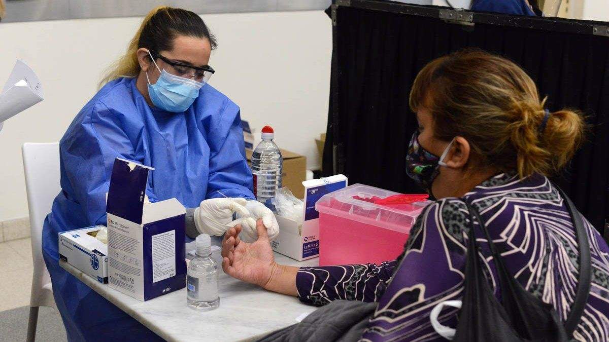 Los testeos rápidos de coronavirus ya se realizan en Retiro. Fuente: (Twitter)