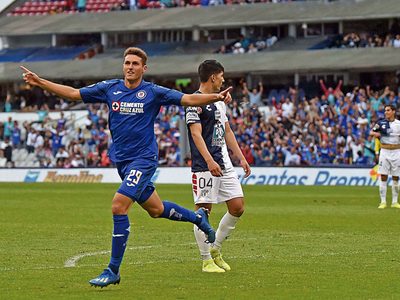El drama del delantero mexicano: sin oportunidad de gol en su propia liga