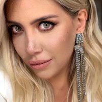 ¡Saldría de un tirón! Wanda Nara en el vestidito que se cae solo ¡Y ojo a las uñas!