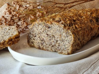 En pocos minutos, cómo hacer tu propio pan de semillas en casa sin amasar y sin gastar de más