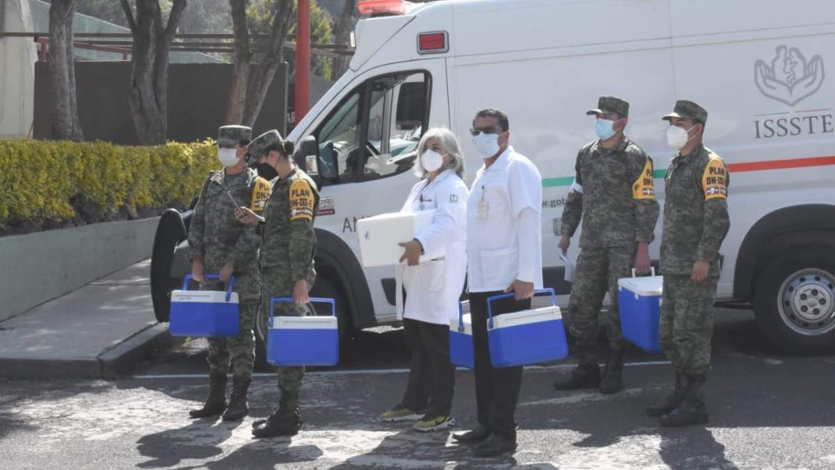 El personal médico de hospitales privados recibe la vacuna contra el covid-19 en varias sedes de la Sedena.