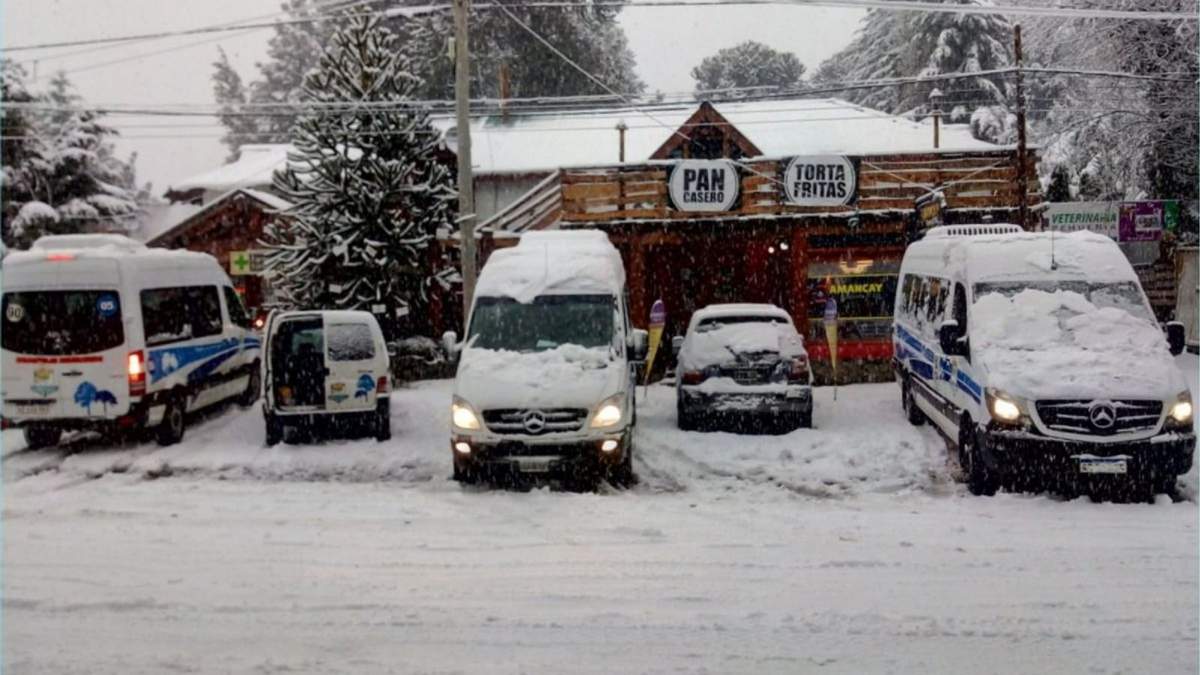 La nieve no detiene el trabajo de asistencia en Villa Pehuenia y Moquehue ante la covid-19. Fuente: (Twitter)