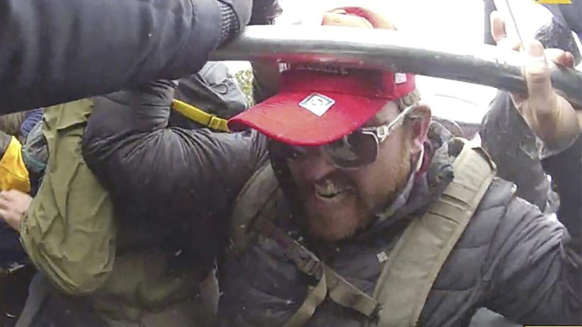 Esta imagen de video tomado por una cámara corporal, incluida en los documentos del Departamento de Justicia de EU, muestra a Taylor James Johnatakis durante el asalto al Capitolio en Washington el 6 de enero de 2021