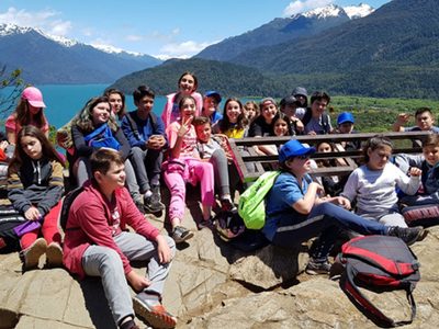Denuncian a una preceptora por robarse 50 mil dólares de un viaje educativo