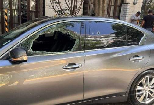 Cristalazo al auto en el que viajaban los turistas australianos