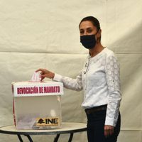 Sheinbaum emite voto en la consulta de revocación de mandato: "¡Que viva la democracia!"