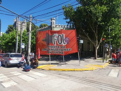 La Unidad Piquetera levantó el acampe en el centro neuquino, ante el compromiso de Nación
