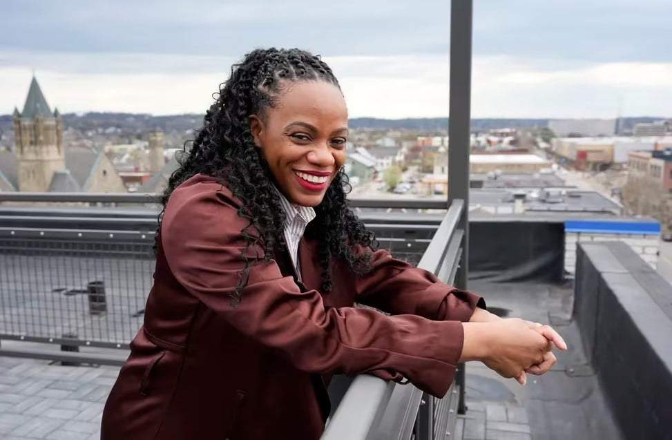 ARCHIVO - La congresista Summer Lee, demócrata por Pensilvania, posa para la cámara en el vecindario East Liberty de Pittsburgh, el lunes 8 de abril de 2024