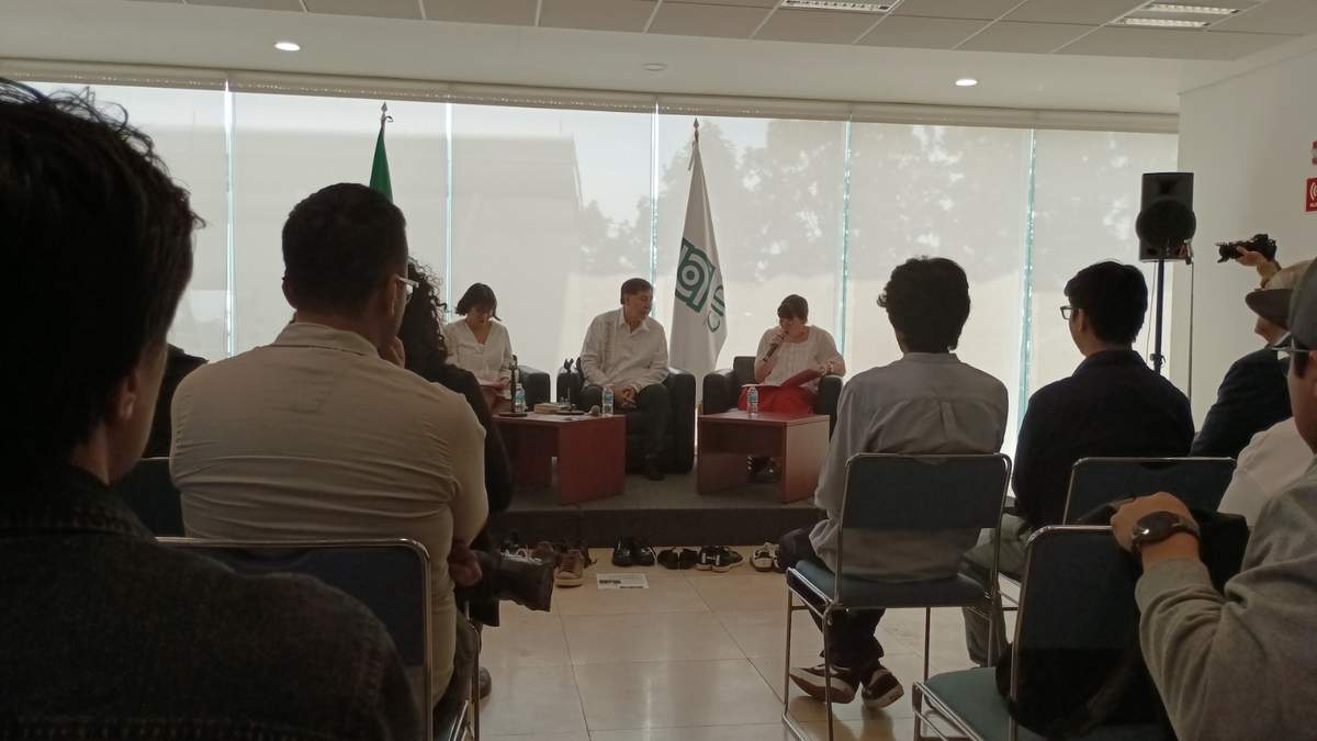 Estudiantes recibieron al senador morenista Gerardo Fernández Noroña con varios pares de zapatos al frente de la mesa de diálogo