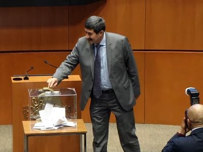 Pese a orden de aprehensión, Javier Corral toma protesta como senador