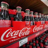 Trump dice que Coca-Cola usará azúcar real en EU; la empresa no lo confirma