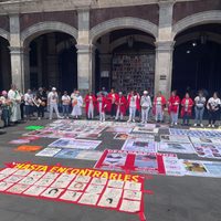 Colocan fichas de búsqueda en el centro de Cuernavaca; madres exigen audiencia con la gobernadora