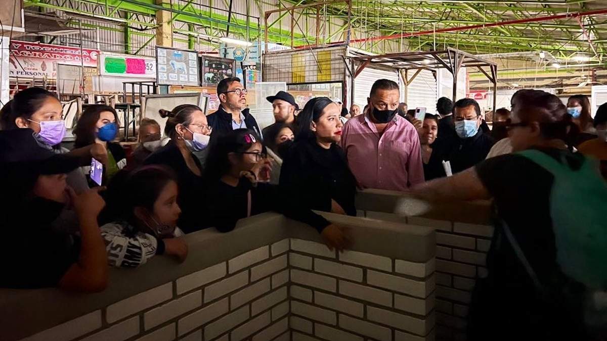 La alcaldesa en su visita al mercado