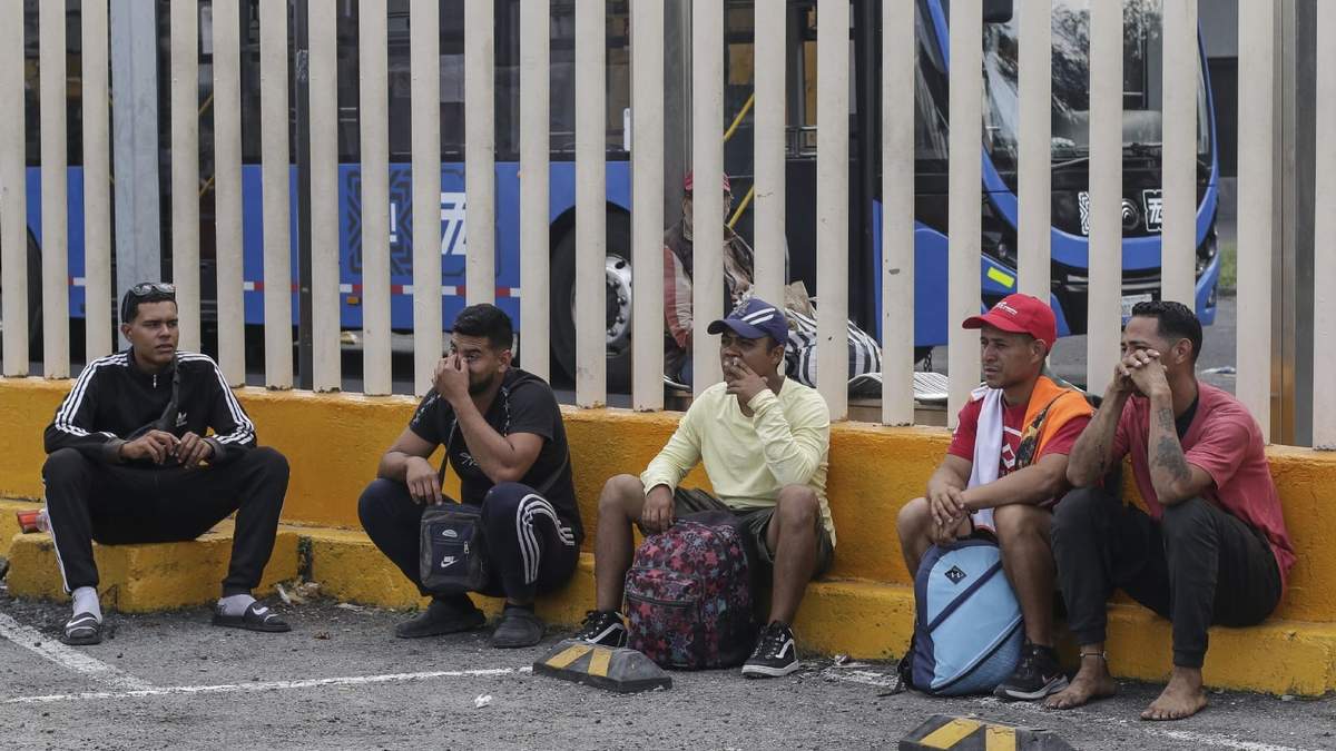 Migrantes venezolanos en la Central del Norte de la Ciudad de México