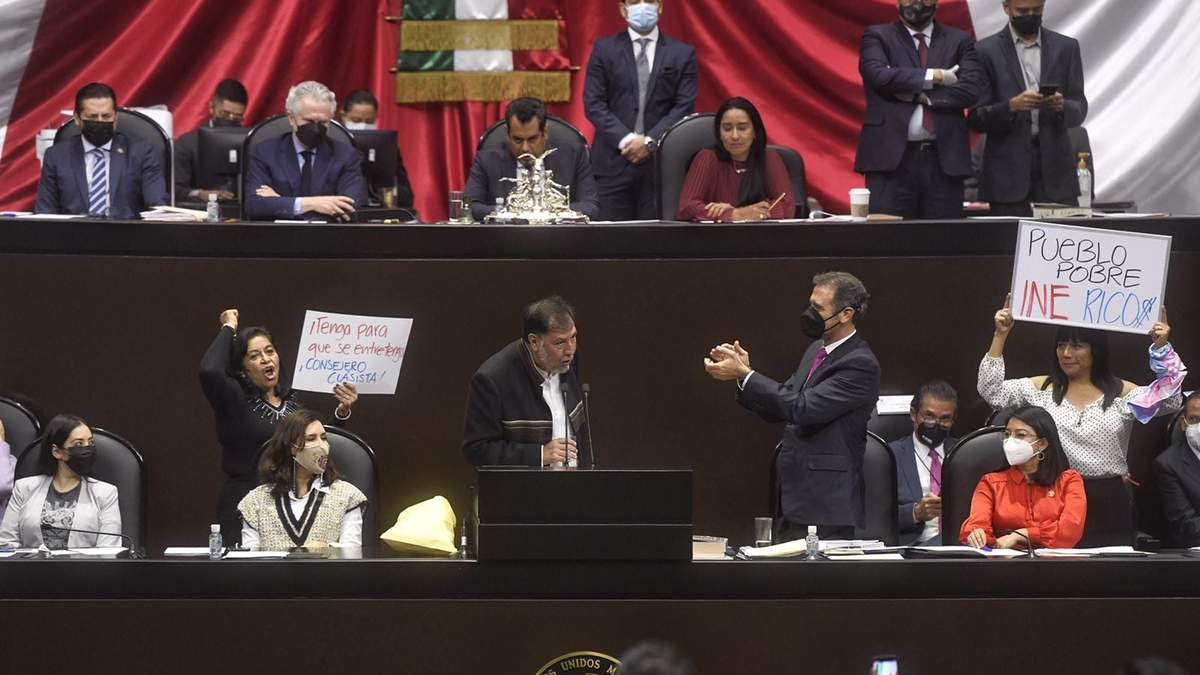 El presidente del INE aplaude sarcásticamente tras el discurso del diputado del PT