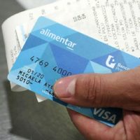 El Gobierno analiza eliminar el IVA para las compras con la Tarjeta Alimentar