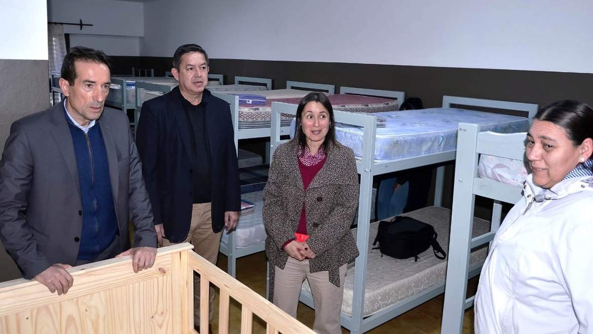 Los funcionarios provinciales durante el recorrido por el nuevo refugio. Fuente: (Neuquén Informa)