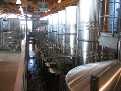 Bodegas y destilerías españolas al servicio de la población