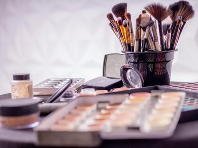 Maquillaje para ojos marrones: el truco que agranda la mirada sin usar el delineado de siempre