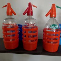 No tires los sifones de plástico: convertilos en estas portamacetas colgantes que están de moda