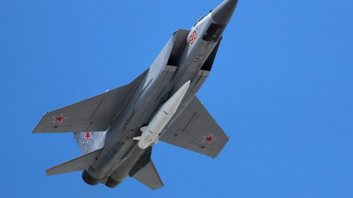 El misil Kinzhal montado en un avión caza ruso