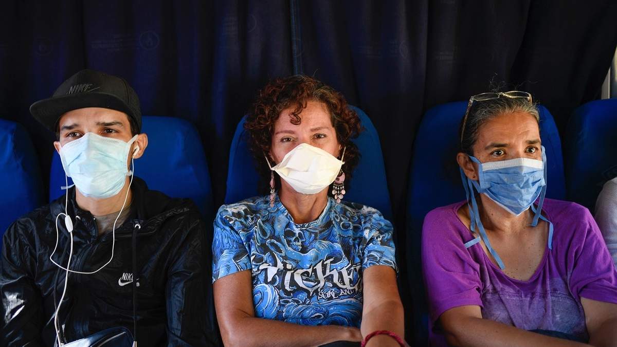 Explican a pasajeros los peligros del virus a su llegada a Caracas
