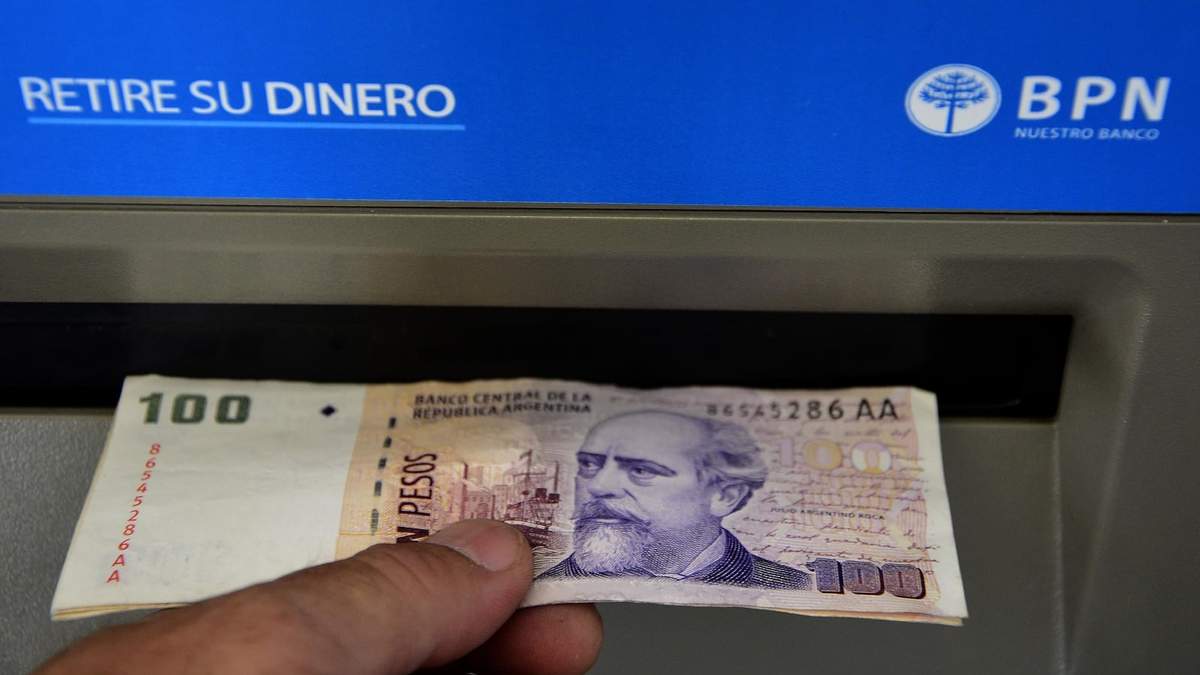 Retiro de dinero del cajero automático del BPN. Fuente: (Twitter)