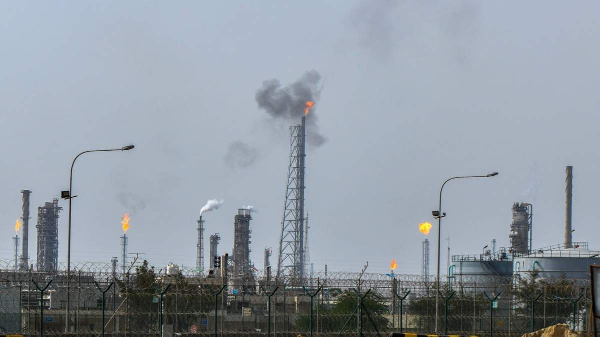 Vista general de la refinería Mina Al-Ahmadi en Kuwait