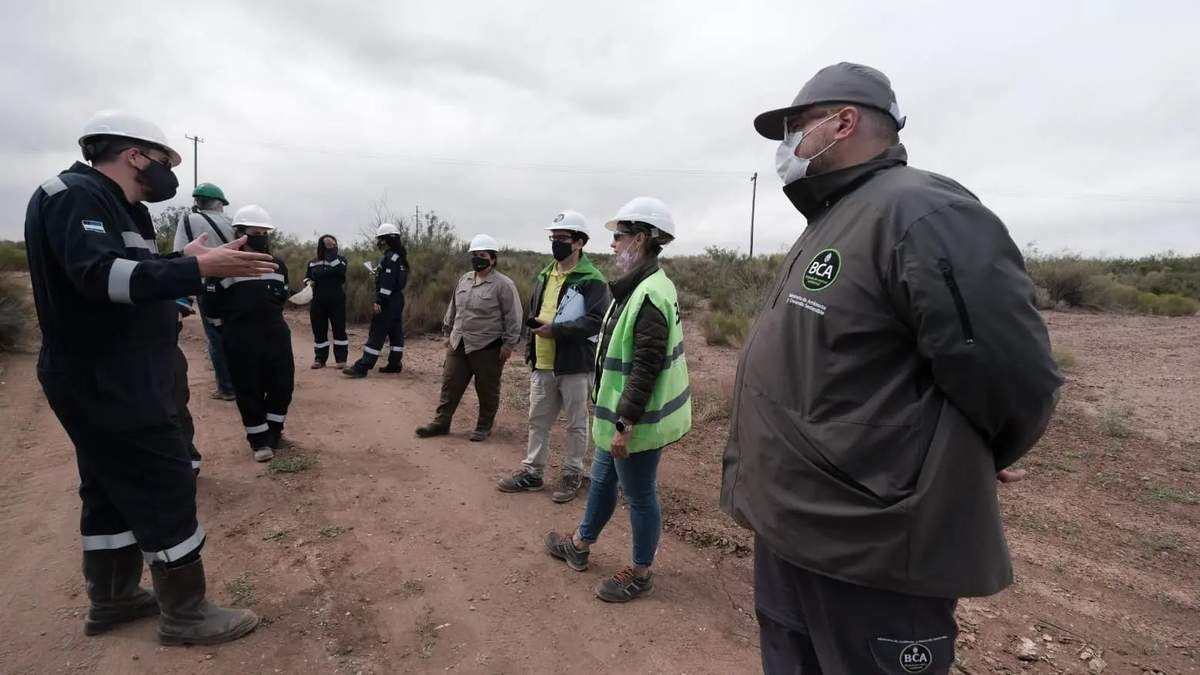 Técnicos de Río Negro supervisaron el derrame de petróleo. Fuente: (Twitter)
