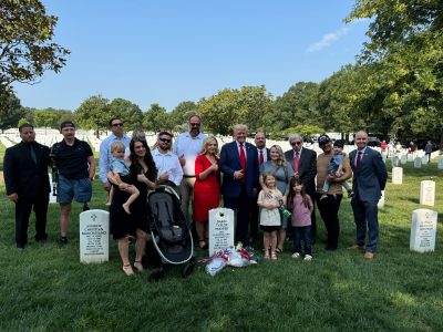 Trump emite comunicado de familias de militares caídos que defiende visita a cementerio de Arlington