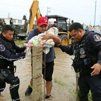 Evacuan a 200 personas en Acapulco por inundaciones