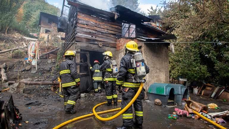 Incendio en dos viviendas de San Martín de los Andes.
