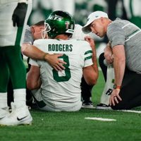 Aaron Rodgers sale lesionado en su debut con los Jets