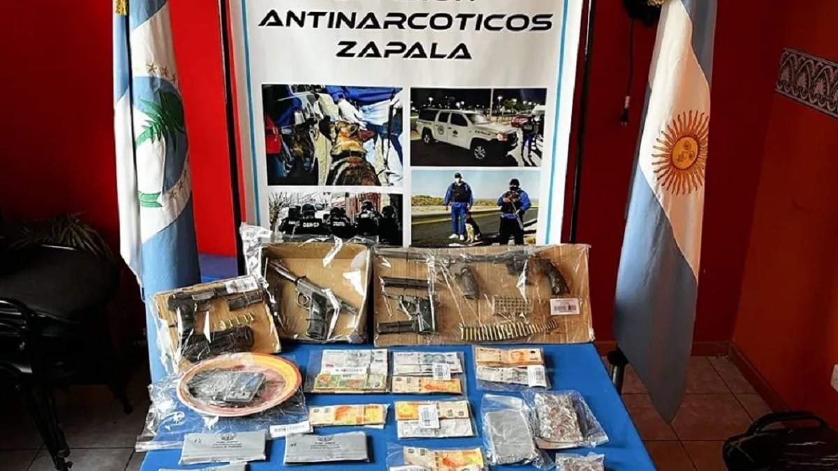 Cocaína, marihuana y armas, parte de los secuestrado por la Policía en Zapala. Fuente (Neuquén Informa)