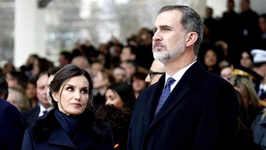 El Rey Felipe, observado por la Reina Letizia. Fuente: (Instagram)