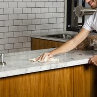 De acero inoxidable, granito o mármol: el secreto para dejar tu mesada impecable en pocos minutos