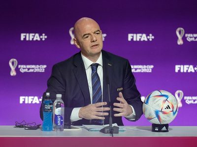 El presidente de la FIFA tacha de "hipócritas" las críticas occidentales a Qatar (Video)