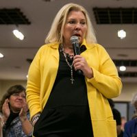 "Traidores a la patria”: el contundente mensaje de Carrió a los asesores del Presidente