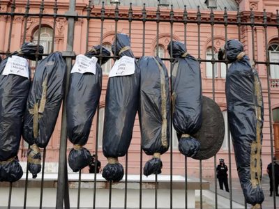 Denunciaron a Bullrich y Lousteau por las bolsas mortuorias arrojadas en Casa Rosada
