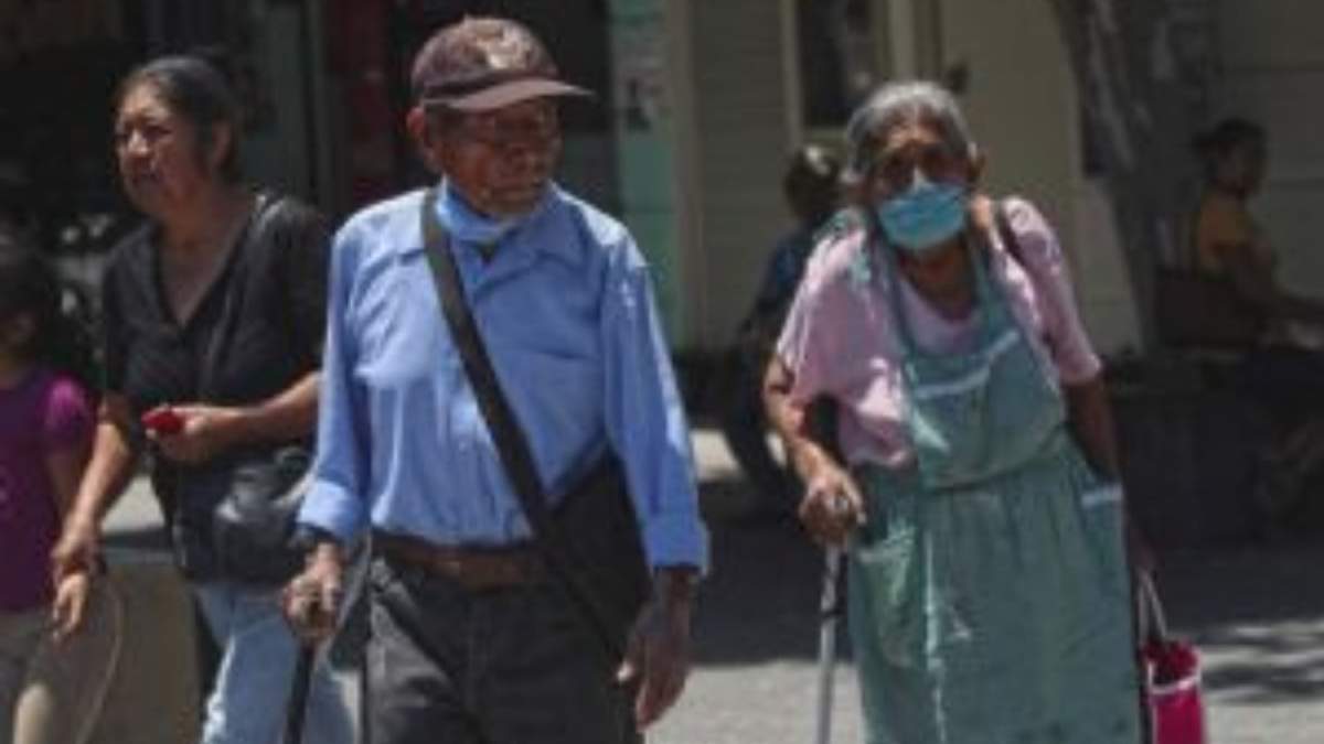 Adultos mayores reciben pensión del bienestar