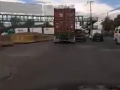 Graban cómo un tráiler arrolla al conductor de una camioneta y huye en el Edomex (Video)