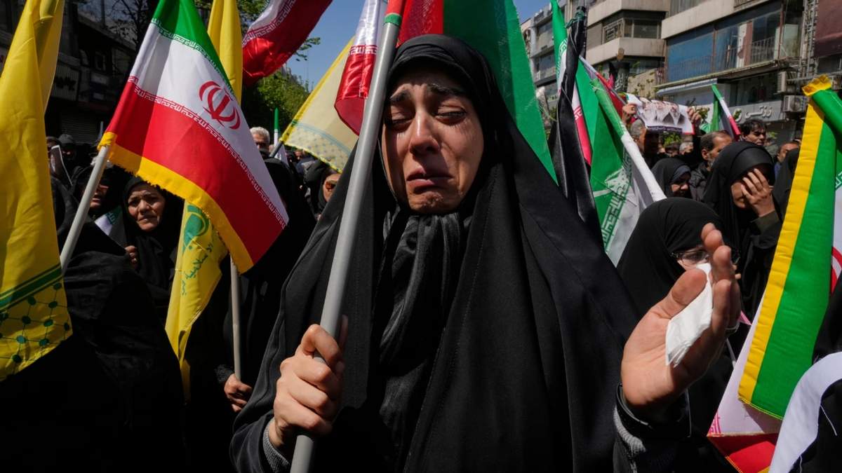 Una partidaria del gobierno iraní llora durante una ceremonia de duelo que conmemora el cuadragésimo día de la muerte del líder supremo del país, el ayatolá Alí Jamenei, quien murió en los ataques aéreos de Estados Unidos e Israel en Teherán, Irán
