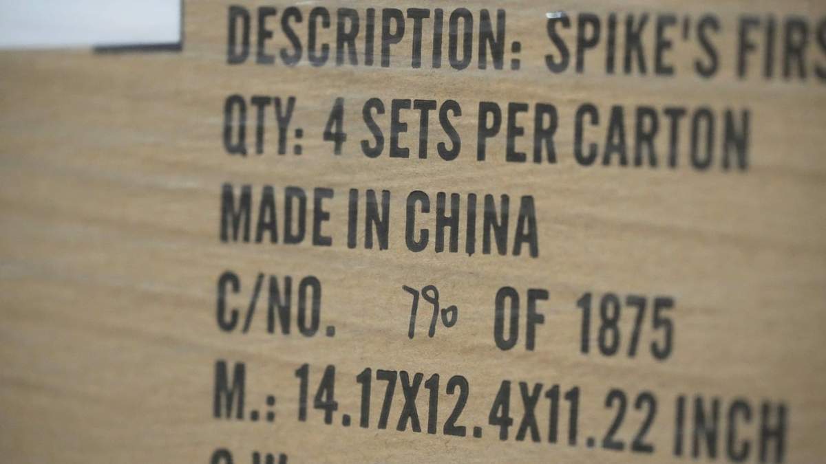 Un paquete para Learning Resources, una compañía de juguetes educativos cuyos productos se manufacturan en China, visto en un almacén de Vernon Hills, Illinois