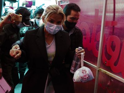 Expresidenta de Bolivia denuncia ser víctima de maltratos dentro de la prisión