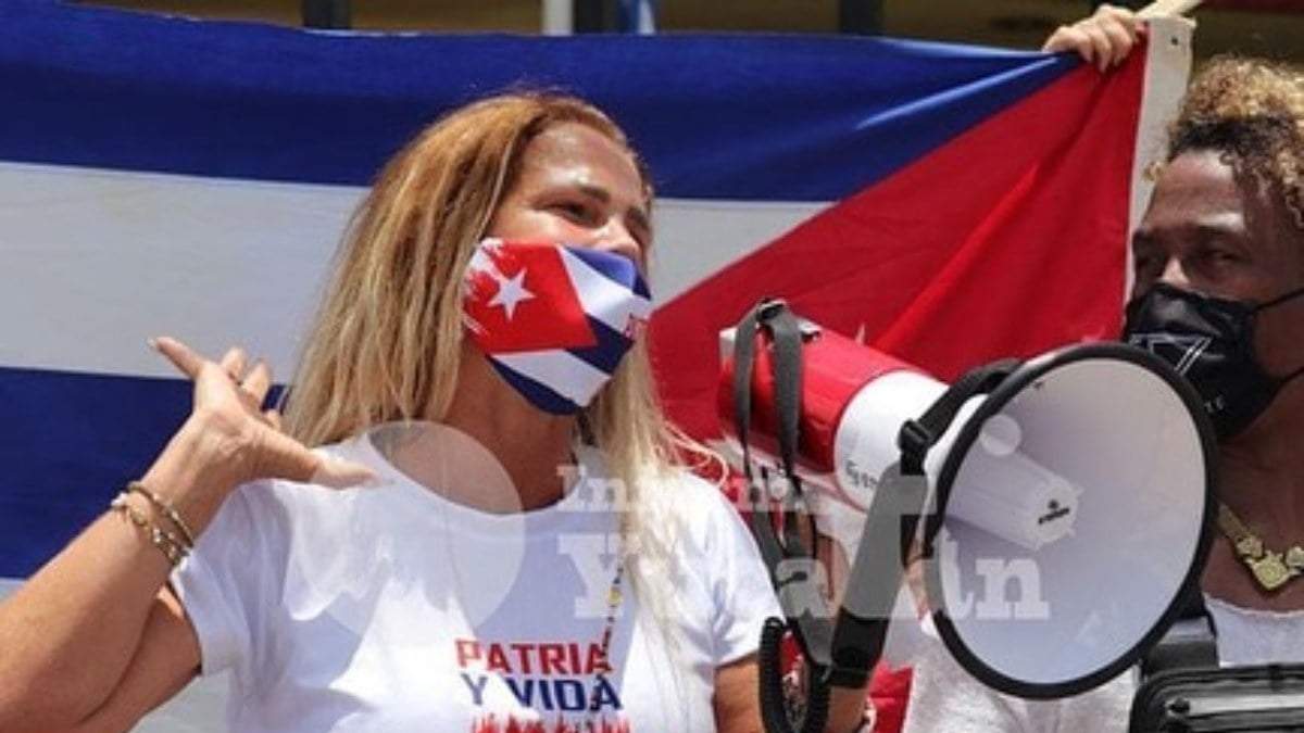 Niurka Marcos protestó con sus compatriotas cubanos en Yucatán