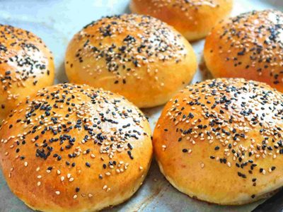 Pan de hamburguesa al sartén: listo en tiempo récord y bajo en calorías para comer sin culpa este sábado