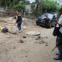 Hallan taxi con dos cadáveres decapitados en Acapulco